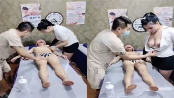 按摩店裡的騷技師背著顧客直接在旁邊偷情