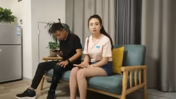 牛仔短褲漂亮妹子美腿抓著大屌深喉,抬起腿側入猛操的...