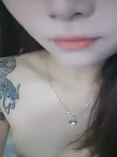#直播_花臂滿腿紋身美少女！_一雙眉眼高顏值，全裸收費房，多毛騷逼掰開，小尺度展示身材