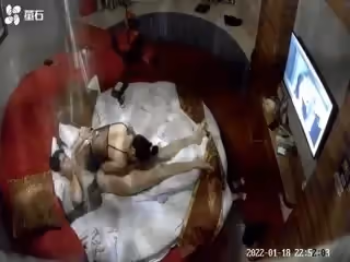 酒店情趣大圓床富二代哥和女僕裝女炮友激情啪啪的...