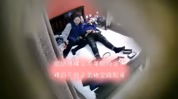 網絡傳媒公司年輕時尚小情侶不務正業抽空鐘點房干炮子妹子很猴急主動吃肉棒衣服不脫搞大白屁股很誘人