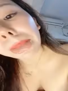 網紅騷御姐風情萬種！扭腰擺臀誘惑！張開雙腿特寫騷逼，揉捏奶子一臉騷樣，浪叫呻吟不斷