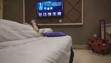 嫩弟按摩房偷情！狂搞嫩妹技師，騷穴被狂插內射