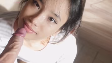 嬌小可愛的亞洲姑娘口交．
