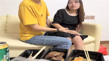 瘦猴逆襲！巧舌勾搭清純良家妹，操到淫穴狂潮迭起！