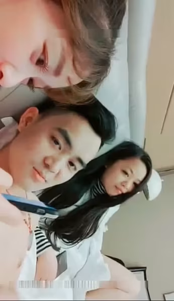 帥氣男主播約兩位極品良家美少婦，豪華套房一龍二鳳邊操邊直播，騷穴狂干內射顏射
