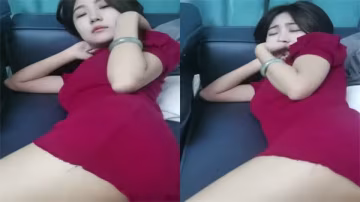 隔著內褲摳弄騷穴 雙腿夾緊大哥手指 口交雞巴淫蕩至極