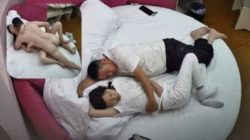 酒店偷拍-中年男人的婚外戀，帶著醫院的CT片和氣質少婦幽會幹炮
