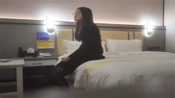 探花館老相好眼鏡妹半脫肥褲 巨乳良家濕穴被揉到潮噴
