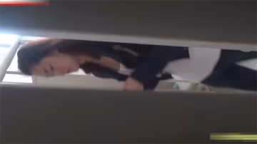 偷拍高校女廁：年輕巨乳學妹尿尿濕穴狂露秘境！