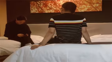 偷拍甜美空姐温柔少妇：巨乳浪穴被爆操内射，疯狂淫叫到崩溃！