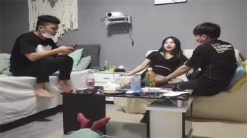 極品網約女神被群P！粉胸翹臀女上位，兄弟圍觀爆操高潮狂噴