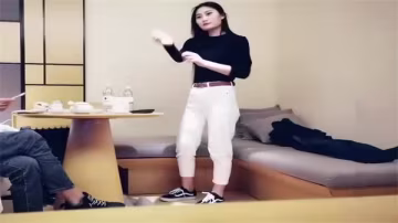 探花再約極品黑衣氣質妹！高顏值騷穴被爆操內射，瘋狂抽插呻吟連連！