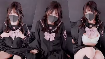 全網爆紅的超美少女【玩偶姐姐】穿著黑粉色的JK長裙+超誘惑過膝黑絲，用自慰棒瘋狂按摩自己的陰蒂，爽的雙腿一直顫抖，最後再騎乘被大雞巴猛操