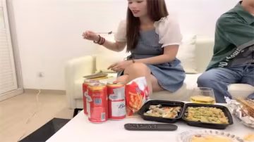 網戀奔現極品騷貨！饑渴肉棒深插淫穴狂干，第4次見面直接野戰內射