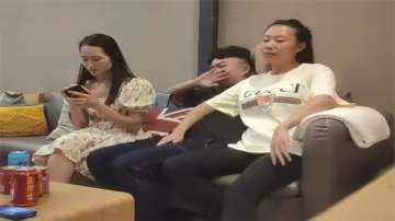 【拖拉機野戰】雙龍猛操我淫蕩騷穴！兩小伙輪流狂干四人狂亂高潮噴水！
