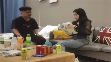 嬌嫩學生妹女僕裝被粗糙老司機拖拉機上爆操，白漿灌滿騷穴