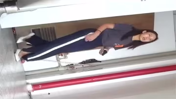 偷拍衛生間極品騷婦濕穴與美臉同框狂插內射！