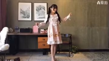 B站爆火漿果兒！雙馬尾極品少女制服誘惑，全裸淫蕩宅舞私密流出