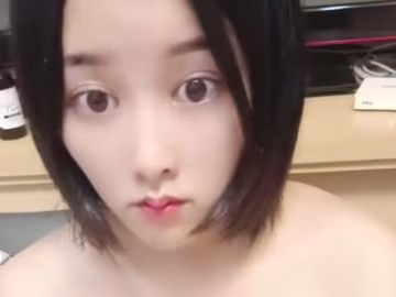 台灣美女李娜娜直播跟男友做愛從房間干到廚房