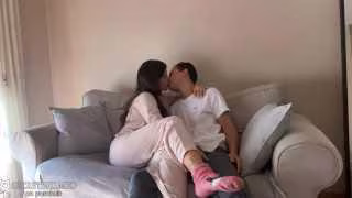 用指奸把我的繼妹弄射了，現在她來回報我了！