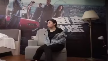 沙發狂干牛仔外套辣妹，爆操摳逼內射騷穴