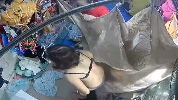 黑客狂入侵！泳裝店攝像頭偷拍，巨乳辣妹更衣被看光，極致羞恥！