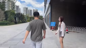 下班停車場被風騷站街女勾引，家中狂干到菲菲騷穴噴水求饒