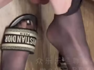 帶女主吃飯光看腿就硬氪吃完飯開房啪啪-深情小K