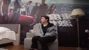 代班小哥約炮牛仔外套尤物，酒店狂干內射