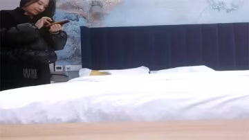 偷拍實錄：高價約到黑絲肥臀騷御姐，跪地狂舔大屌內射顏射