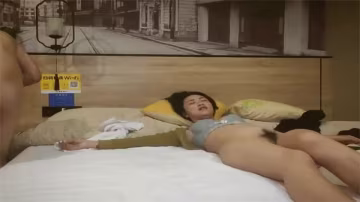 寂寞人妻饑渴難耐！背著老公偷情被猛男狂插內射喂飽