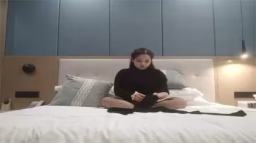 偷拍高價約操：肉感肥臀大奶騷貨，黑絲網襪被狂干內射