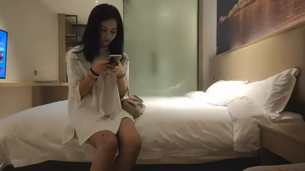 白衣妹子,蹲著深喉口交,後入撞擊啊啊叫操的受不的...