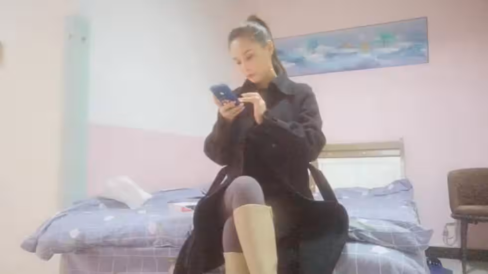 高馬尾御姐美乳翹臀緊身褲,扒掉褲子摸穴張開雙腿猛操,騎乘呻吟一臉享受.