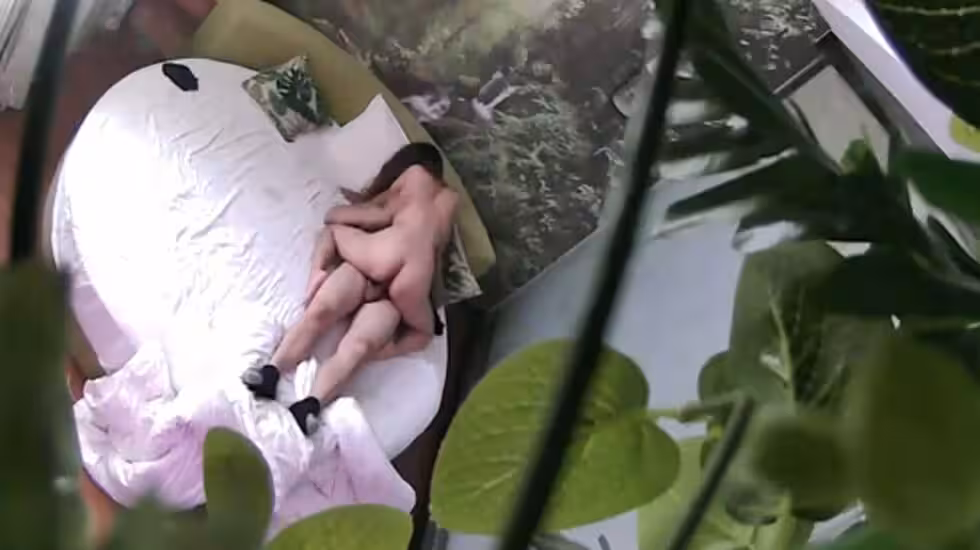 豐滿性感的美女酒店不願意和認識沒多久的紋身男啪啪,被男的3次撲倒在床上最後強插進去幹完後再操時乖乖配合!.