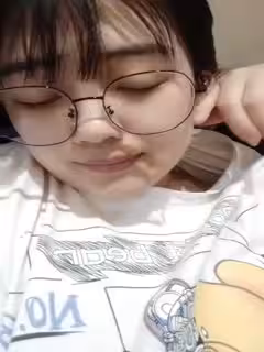 新來的清純妹子勾引閨蜜一起大秀直播，全程露臉無美顏濾鏡大秀，揉捏騷奶子道具抽插騷b水好多漏奶子摸bb