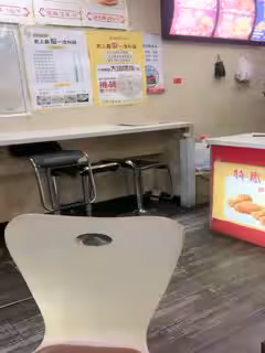 炸雞店老闆娘在店裡偷偷播，聽狼友指揮跑到廚房漏出騷奶子揉捏好刺激，脫了褲子掰開騷b給狼友看精彩刺激