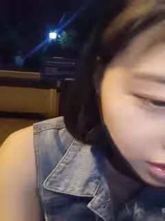 樣子滿可以的美女主播晚上沒穿內褲在天橋玩露出摸b期間有不少人路過