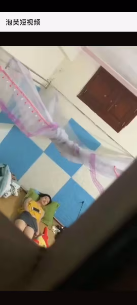 真實偷拍隔壁小姐姐自慰，表情真淫蕩