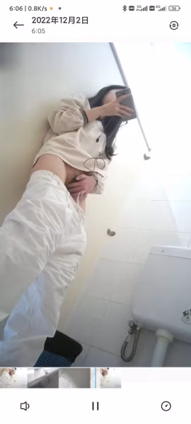 真實偷拍，學生妹廁所站著自慰，雙腿直打哆嗦