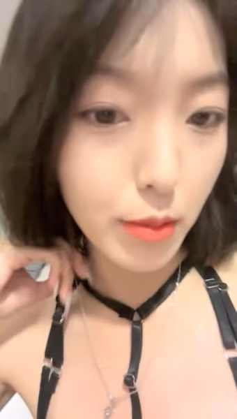 04年藝校妹妹！短髮甜美顏值超頂！酒店開房自慰，情趣裝貧乳，掰開多毛騷逼，手指扣弄近距離特寫-xj