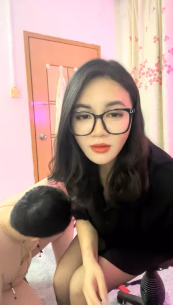 眼鏡御姐女王調教！繩子捆綁地上爬行！小皮鞭抽打，騎臉舔逼滴蠟，道具插馬眼，豹紋內褲騷逼-xj