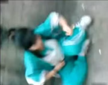 校園暴力藍衣校服女生被扒光跪地暴打2-xj