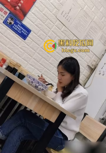 重口慎入！马鞍山露屌狂魔震惊全场，街射战神药店、奶茶店、饭馆轮番表演甩屌，小姐姐都吓傻了！-xj