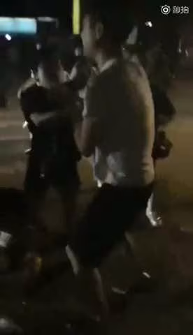 ①街頭校園暴力，女孩衣服都被扯爛了，真變態！-xj