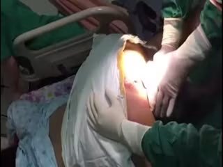 麻醉科色狼醫生趁美女術前麻醉的時候旁邊沒人偷偷猥褻偷拍病人私處打飛機