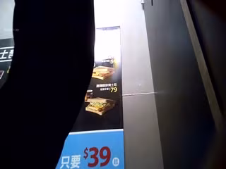 麥當勞店經理在更衣室放攝像頭偷窺假期兼職學妹高清真實，女孩子賺點錢太難了