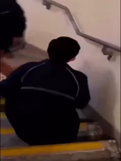 勁爆翻車，發現噓噓被偷拍也要對生活比個耶，盤點那些公共場所做愛打飛機被保安抓住的尷尬場面