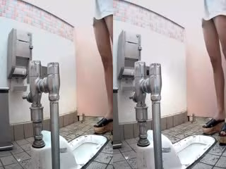 海邊沙灘浴場女廁偷拍美女尿尿，腿上滿是泥沙是個無毛小白虎